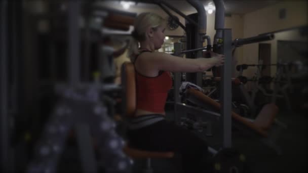Atletik Kadınların Spor Salonunda Egzersiz Yapar — Stok video