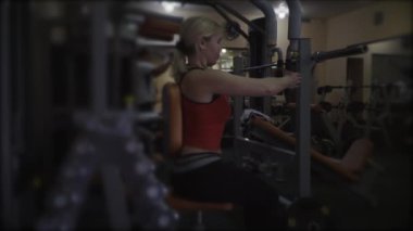 Atletik kadınların spor salonunda egzersiz yapar