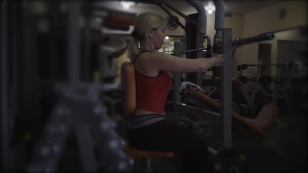 Atletiska Kvinnor Gör Övningar Gymmet — Stockvideo