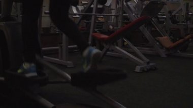 Atletik kadınların spor salonunda egzersiz yapar