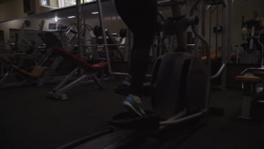 Atletik kadınların spor salonunda egzersiz yapar