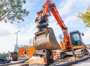 İnşaat alanında ağır inşaat malzemeleri.. 