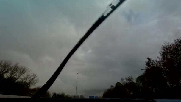 Sürücü Yağmur Havasında Kötü Görüş Koşullarında Otoyolda Sürüş Yapar Tehlikeli — Stok video