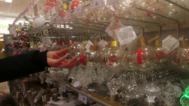 Chica Elige Dulces Navidad Supermercado — Vídeo de stock