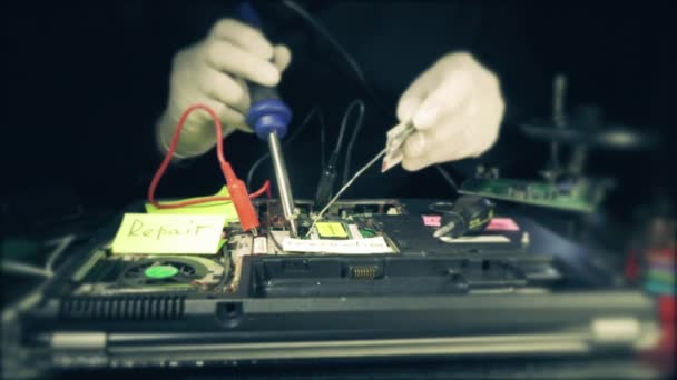 Reparateur Soldeert Connectoren Naar Computer Circuit Board Houdt Soldeerbout Stukje — Stockvideo