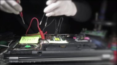Teknisyen, bilgisayar detaylarını tornavidayla çözer. Bozuk bilgisayar, video kartı, bellek Ram, soğutucu, işlemci, sabit disk tamir eden adam