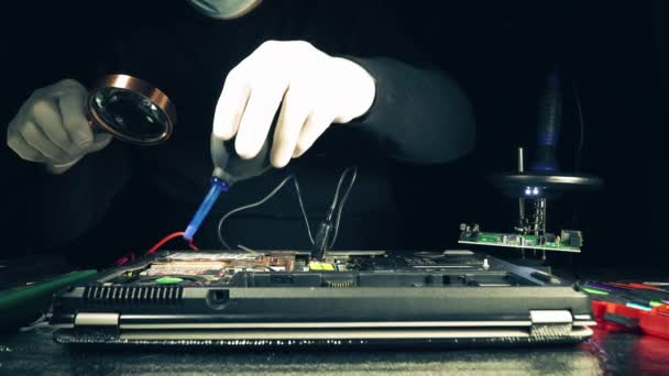Repairman Clean Old Laptop Dust — Stock Video