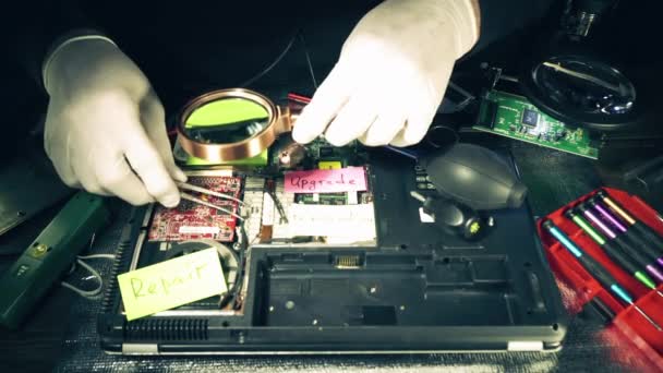 Hände Eines Mannes Weißen Handschuhen Reparieren Laptop Mit Werkzeugen — Stockvideo