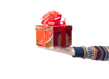 Beyaz arka planda izole edilmiş hediye kutusu olan çocuklar.  