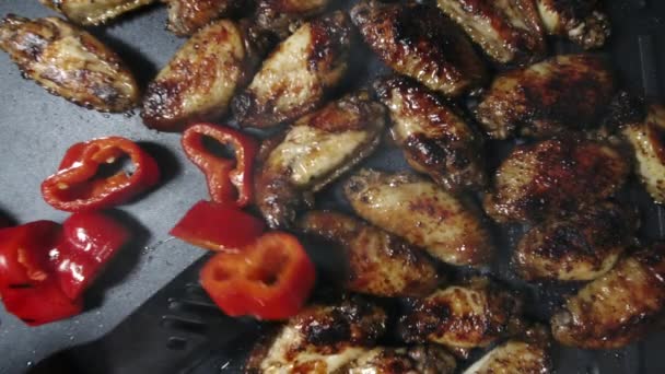 Koch Braten Chicken Wings Und Paprika Auf Dem Grillteller — Stockvideo