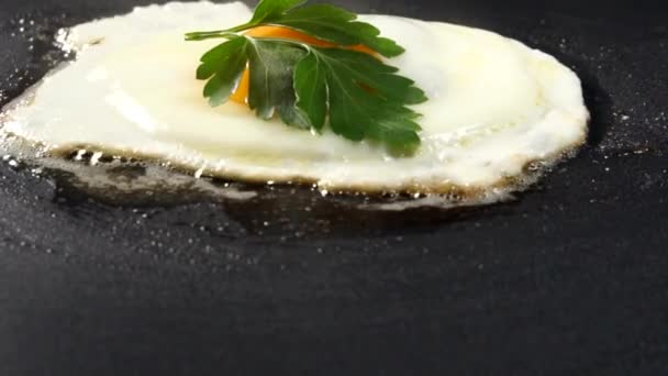 Яйцо Поджаривают Сковороде Расплавленном Масле Жареные Яйца Листьями Петрушки — стоковое видео