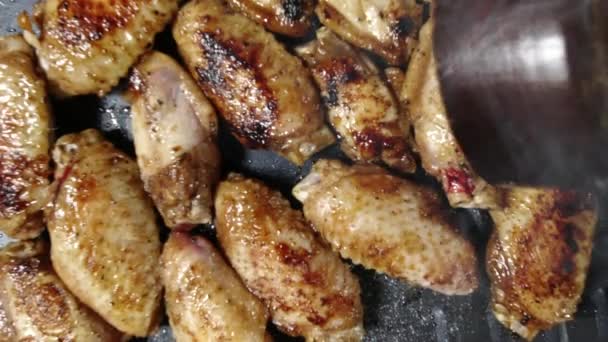 Der Koch Würzt Die Chicken Wings Auf Einem Grillteller Mit — Stockvideo