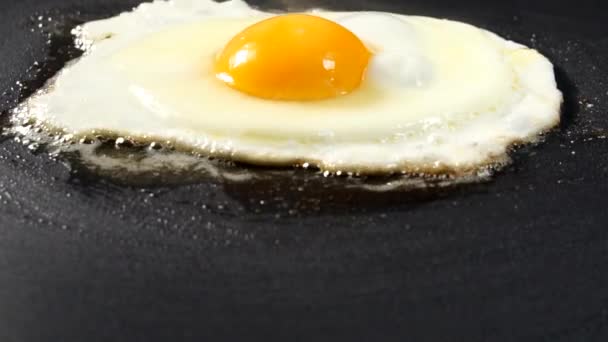Huevo Fríe Una Sartén Mantequilla Derretida — Vídeos de Stock