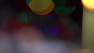 Çocuk, Noel arifesinde Noel Baba 'ya süslü bir Noel ağacının arkasına bir mektup yazıyor.