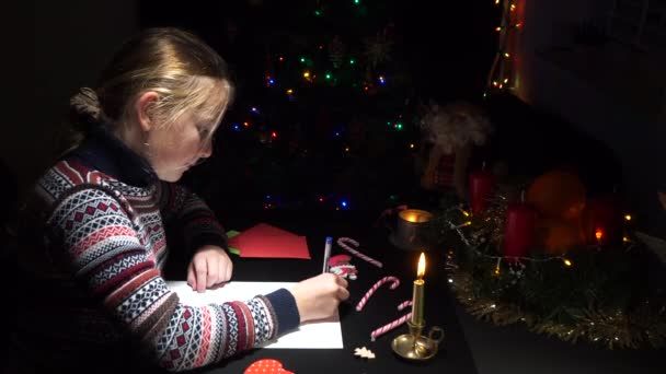 Niño Escribe Una Carta Santa Claus Víspera Navidad Fondo Árbol — Vídeo de stock