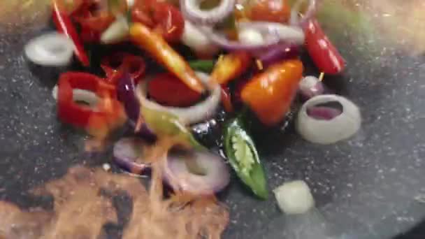 厨师用高热的火焰煎蔬菜 — 图库视频影像