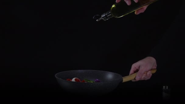 Chef Aggiunge Olio Oliva Cibo Caldo Una Padella — Video Stock