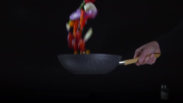 Chef Roert Eten Een Pan — Stockvideo