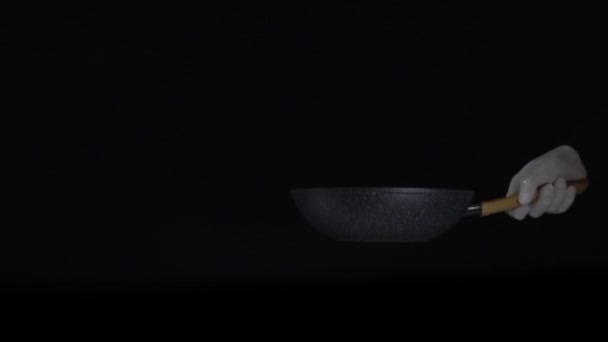 Der Koch Würzt Das Einer Pfanne Auf Schwarzem Hintergrund Gekochte — Stockvideo