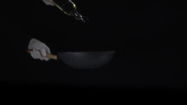 Chef Aggiunge Olio Oliva Cibo Una Padella Rallentatore — Video Stock