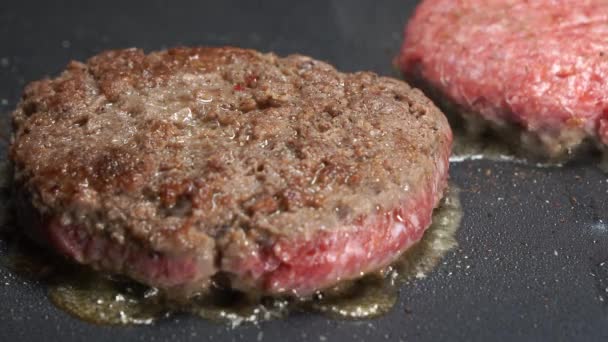做汉堡包用的牛肉或猪肉在烤架上烹调 靠近点 — 图库视频影像