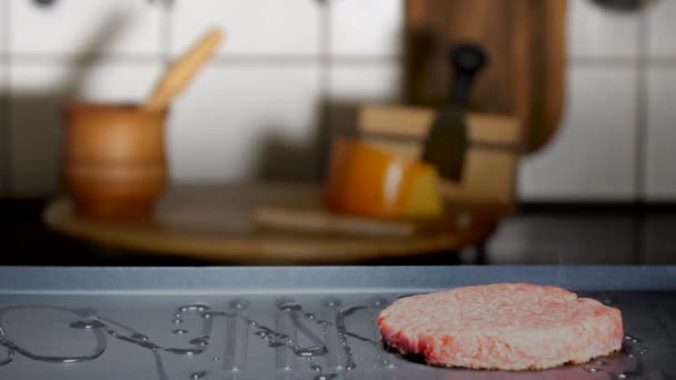 在烤架上烹调的臭牛肉汉堡包 — 图库视频影像