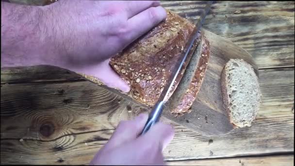 Nahsicht Koch Schneidet Brot Auf Holzschneidebrett Scheiben — Stockvideo