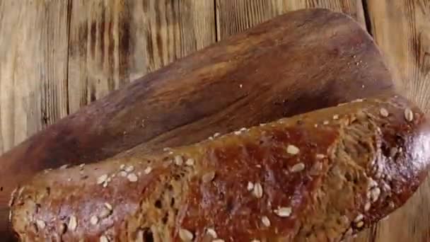 Крупним Планом Рустикальний Хліб Насінням Падає Дерев Яний Стіл — стокове відео