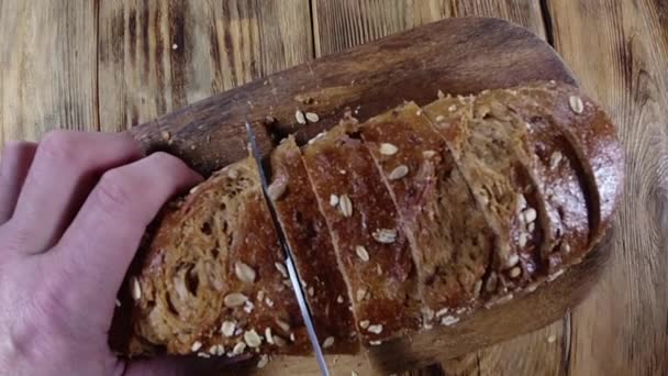 Van Dichtbij Gezien Chef Snijdt Brood Plakjes Houten Snijplank — Stockvideo