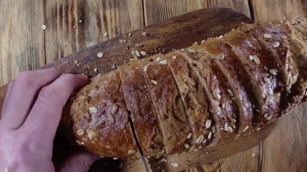 Vista Cerca Chef Corta Pan Rodajas Tabla Cortar Madera — Vídeos de Stock