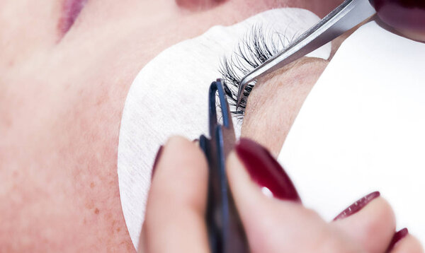 Приклеивание искусственных ресниц пинцетом. Косметическая процедура
. 