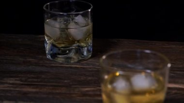 Buz küpleri bir bardak viskinin içinde erir. 