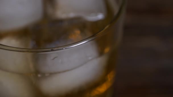 Isbitar Smälter Ett Glas Maltwhisky — Stockvideo