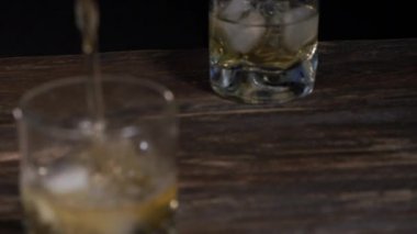  Buzlu cam bardağa altın malt çırpıcı döküldü.