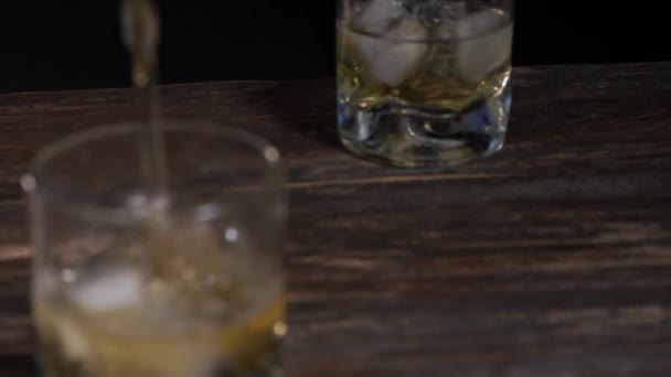 Золотой Солодовый Виски Налили Стакан Кубиками Льда — стоковое видео