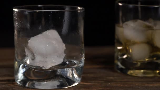 Whisky Malta Dorado Vertido Vaso Vidrio Con Cubitos Hielo — Vídeos de Stock