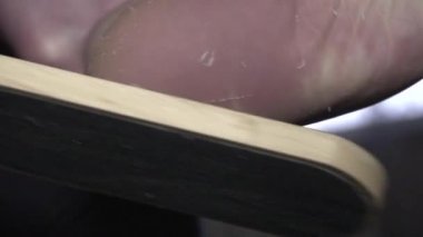 Kapatın. Pedikürler evde. Pedikür yapan tırnakların bakımı. Ayak pedikürü işlemi yapılıyor