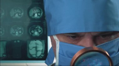 Ameliyathanede büyüteçle çalışan bir bilim adamı ya da doktor. Tıbbi ve bilimsel araştırma ve geliştirme kavramı