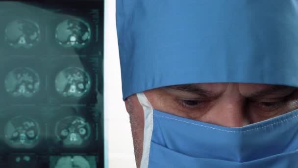 紧闭男医生的眼睛眨眼 戴着医疗面罩和帽子的医生 — 图库视频影像