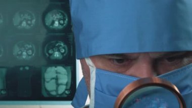 Ameliyathanede büyüteçle çalışan bir bilim adamı ya da doktor. Tıbbi ve bilimsel araştırma ve geliştirme kavramı
