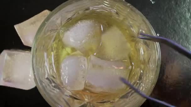 Top View Glaçons Tombe Fond Dans Verre Whisky Whisky Doré — Video