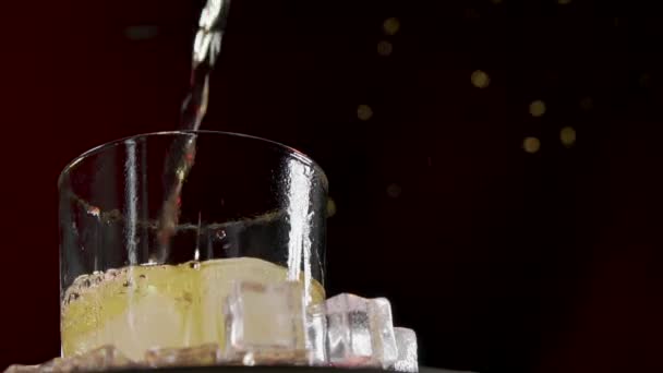 Ouwe Whiskey Die Glas Stroomt Giet Whisky Cognac Glazen Met — Stockvideo