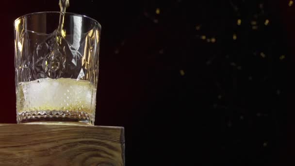 Ouwe Whiskey Die Glas Stroomt Giet Whisky Cognac Glazen Met — Stockvideo