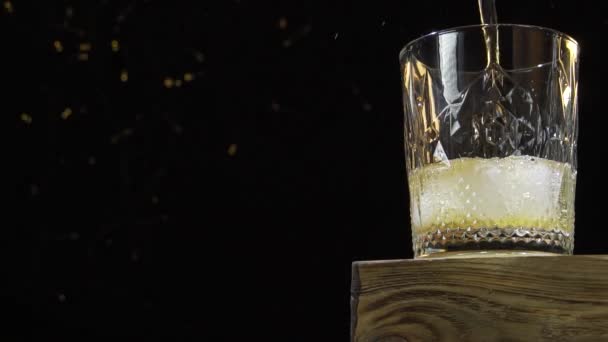 Старый Виски Наливается Стекло Наливание Шотландского Виски Коньяка Бокалы Льдом — стоковое видео