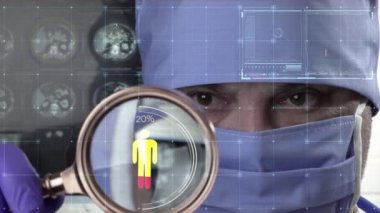 Sağlık sektöründe dijital teknoloji. Doktor, hastanın test sonuçlarını ve insan anatomisini teknolojik dijital fütüristik sanal arayüz üzerinde analiz ediyor.