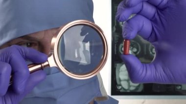  Laboratuvar çalışanı yeni ilaç projesi üzerinde çalışıyor ve hapları inceliyor.