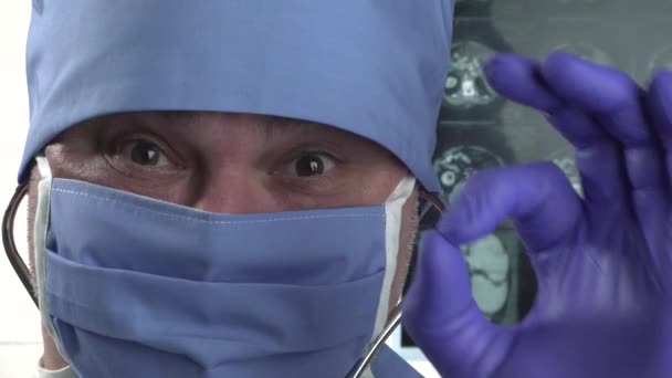 Retrato Médico Sorrindo Positivo Máscara Médica Protetora Mostrando Gesto Sinal — Vídeo de Stock