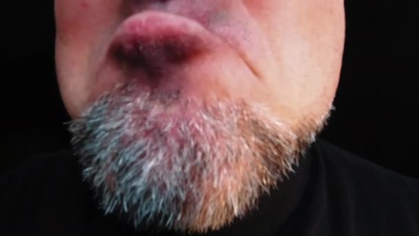 Zangado Homem Closeup Boca Homem Com Dentes Tortos Unshaven Homem — Vídeo de Stock
