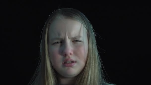 Szoros Egy Aranyos Beteg Lány Fogyaszt Egy Pirulát Ivott Egy — Stock videók