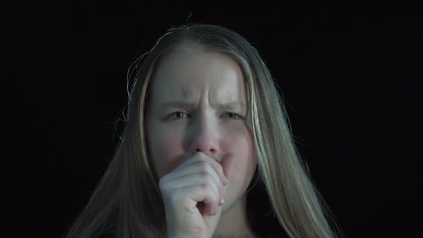 Krankes Mädchen Trägt Medizinische Gesichtsmaske Porträt Eines Kranken Mädchens Einer — Stockvideo
